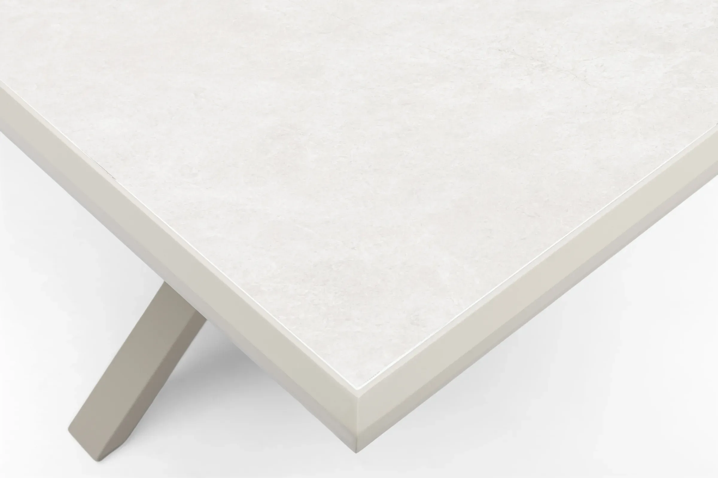 Linear REC Extending Dining Table, close-up of construction and design details